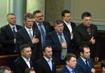  Коммунисты и часть регионалов отказались встать во время исполнения оппозицией гимна Украины 